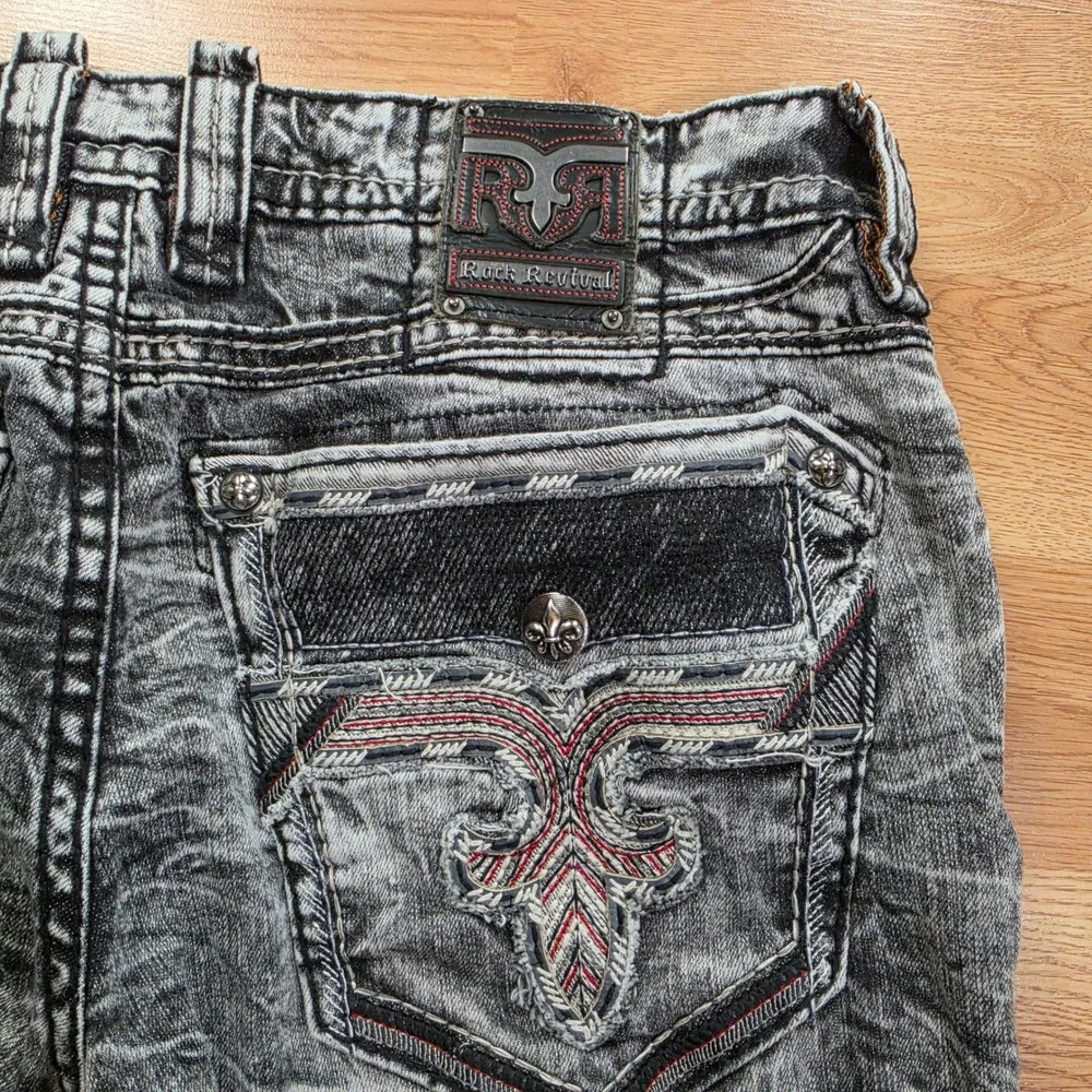 Rock Revival Kliner Shorts Mens 40 TJ2468H205 Acid Wash Grey Denim Fleur-De-Lis